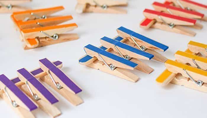 Pinzas de la ropa y palitos de helado para jugar Unir pinzas y palitos del mismo tono