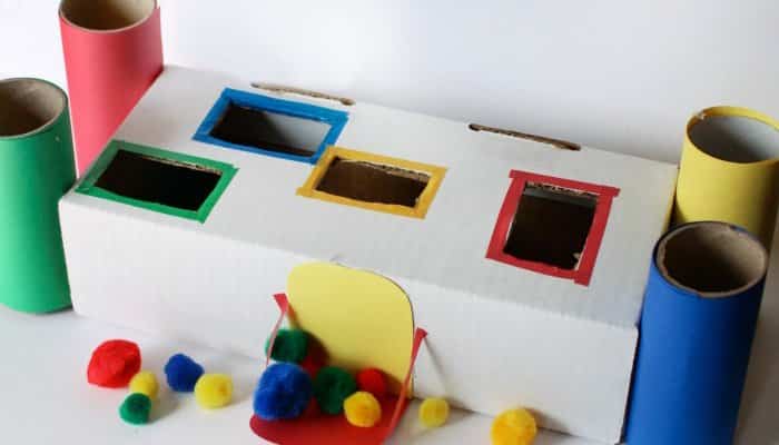 juegos de ranuras y pompones Castillo hecho con una caja de cartón