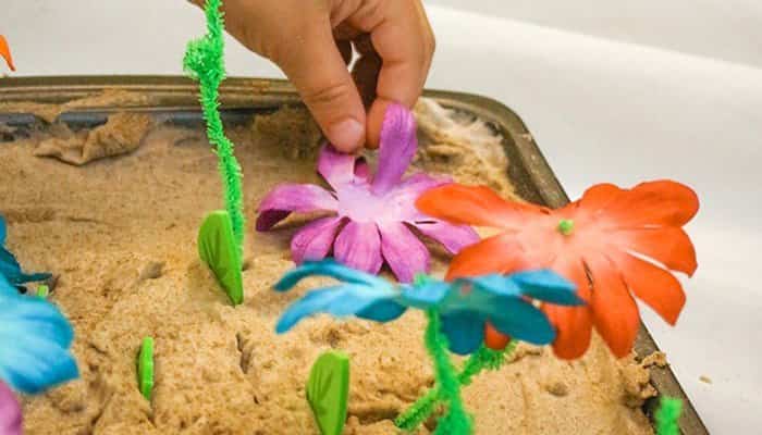 Bandeja de arena y flores para aprender los colores juegos para aprender los colores: un jardín con arena y flores