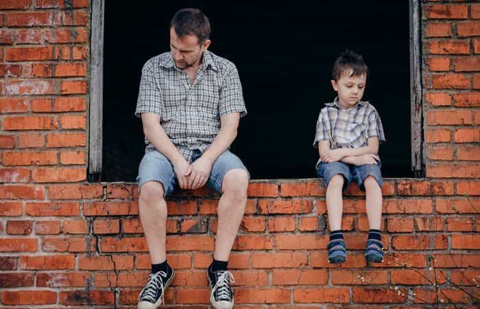 Padre e hijo tristes