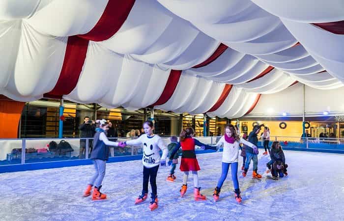 Celebra la Navidad en la pista de hielo del Hotel Puerta América