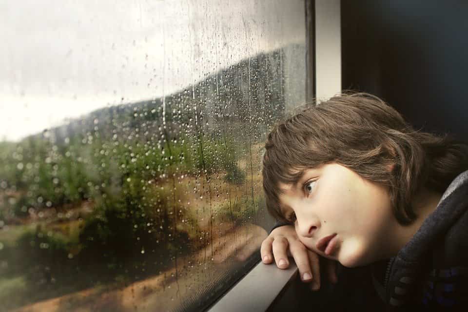 niño aburrido en un tren