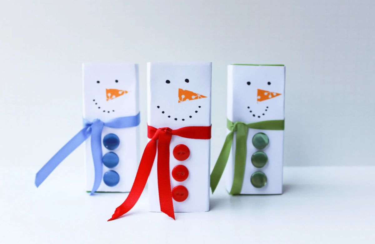 tres muñecos hechos con briks de zumo, pintura, lazos y botones Adornos de Navidad fáciles Muñecos de nieve con briks de zumo