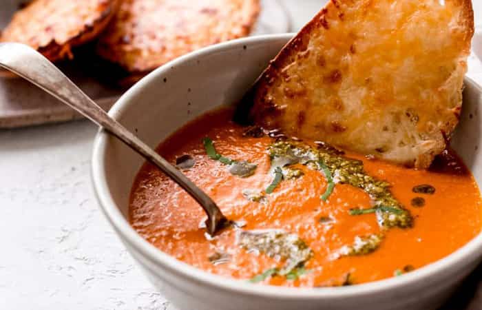 crema-de-tomate-con-pesto Recetas de cremas de verduras: Crema de tomate con pesto
