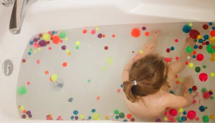 juegos de baño para niños: pompones de colores en el agua juegos de baño para niños: con pompones