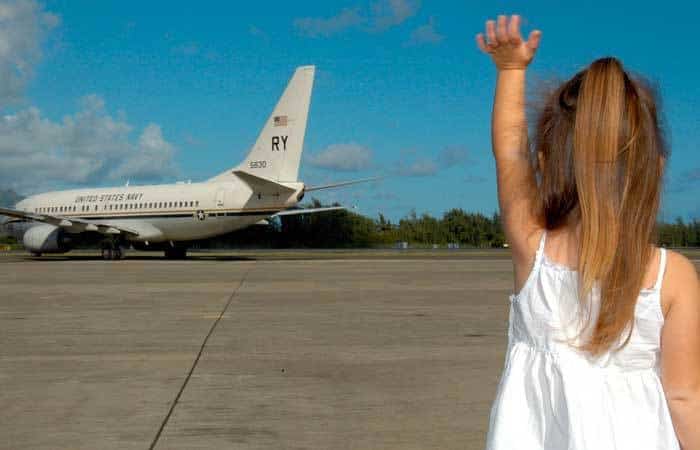 Niña despidiendo a sus padres que van en un avión