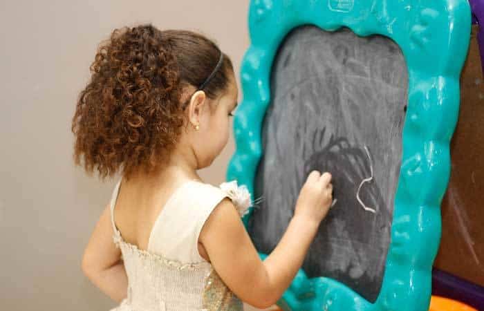 Creatividad, niña escribiendo en una pizarra