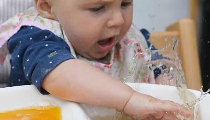 juegos fáciles para bebés con agua juegos fáciles para bebés con agua