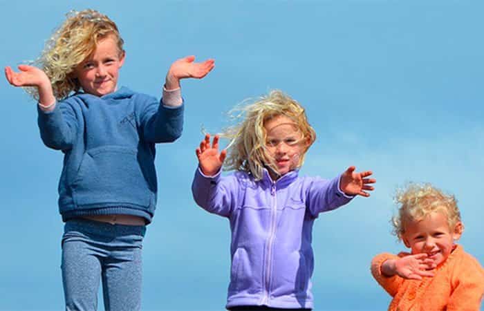 Tres niños que parecen hermanos
