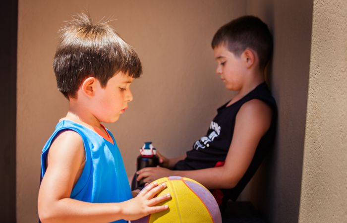 Tristeza de dos niños por perder un partido de baloncesto Competitividad sana: aprender a asumir la derrota