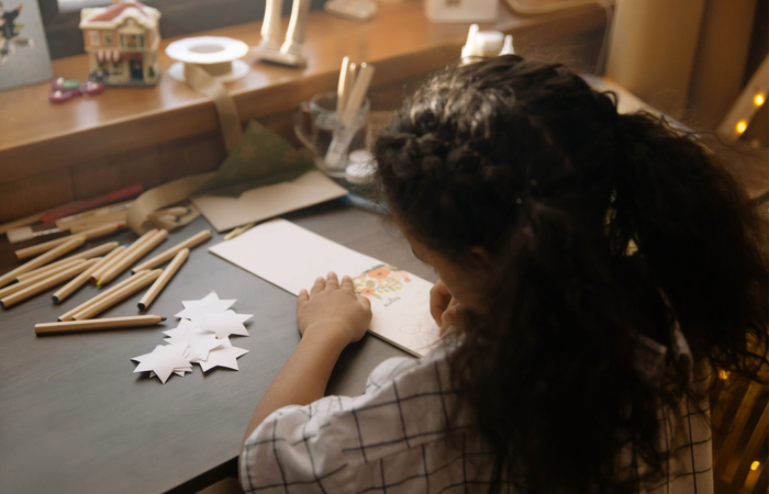 niña haciendo manualidades manualidades con materiales reciclados