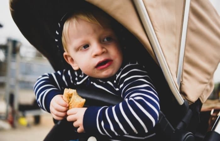 niño comiendo pan cabalgatas: merienda