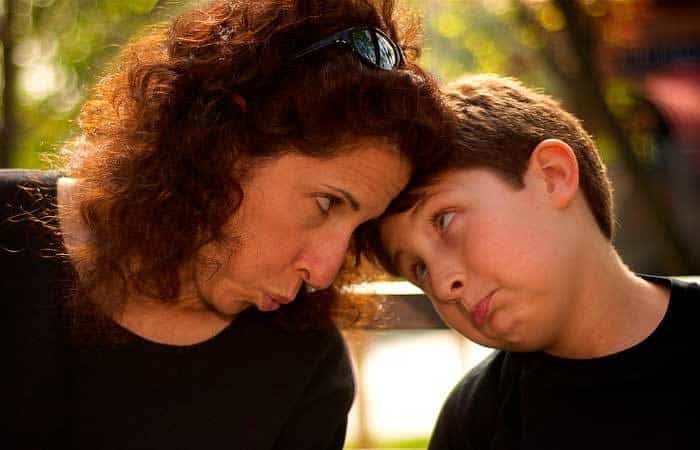 Madre e hijo haciendo muecas