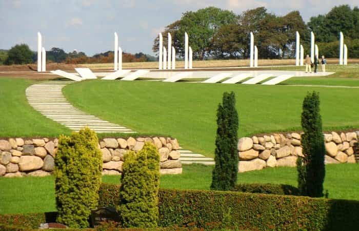 Ruinas de Vikingos en Jelling Ruinas vikingas | Viajar a Dinamarca con niños
