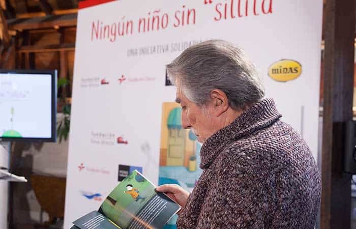 Jordi Sierra i Fabra El autor del libro, Jordi Sierra i Fabra, ojea el cuento infantil 'El semáforo aburrido'.