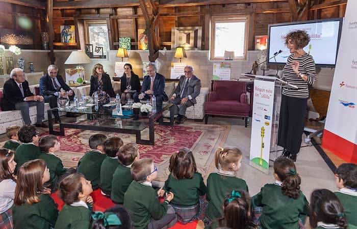 Charla de Seguridad Vial Imagen de la presentación del cuento con Ana García Lozano, periodista y presentadora de varios programas de TVE, como maestra de ceremonia, junto a los partners y alumnos del colegio Zurbarán de Tres Cantos, Madrid.
