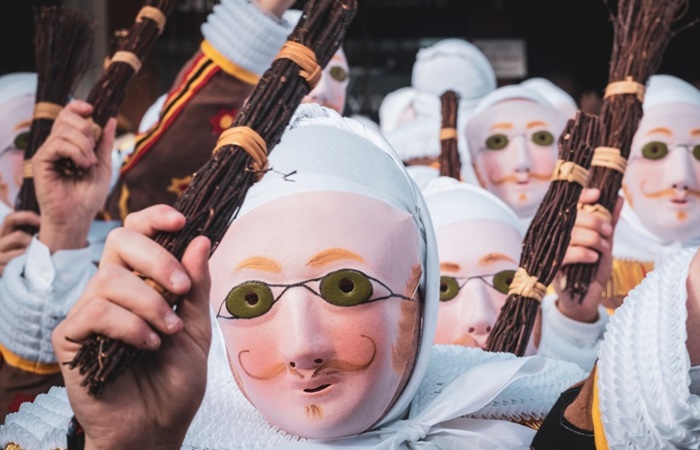 Los Gilles son unos personajes típicos del carnaval de Binche. Son seres míticos Viajar en carnaval con niños: Disfraces de Gilles en Binche