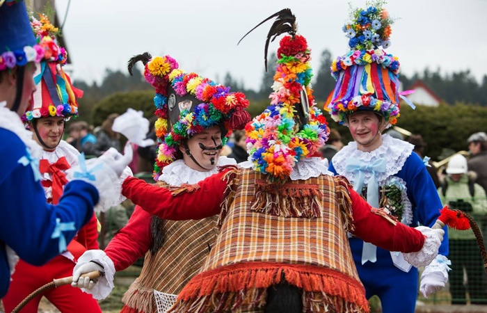 El Carnaval Bohemio de Praga, conocido como Masopust, es una tradición muy importante Viajar en carnaval con niños: Disfraces tradicionales de Praga