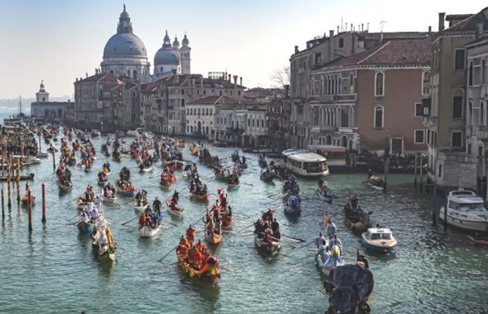 El Carnaval de Venecia es uno de los más famosos del mundo Viajar en carnaval con niños: Venecia, desfile de góndolas