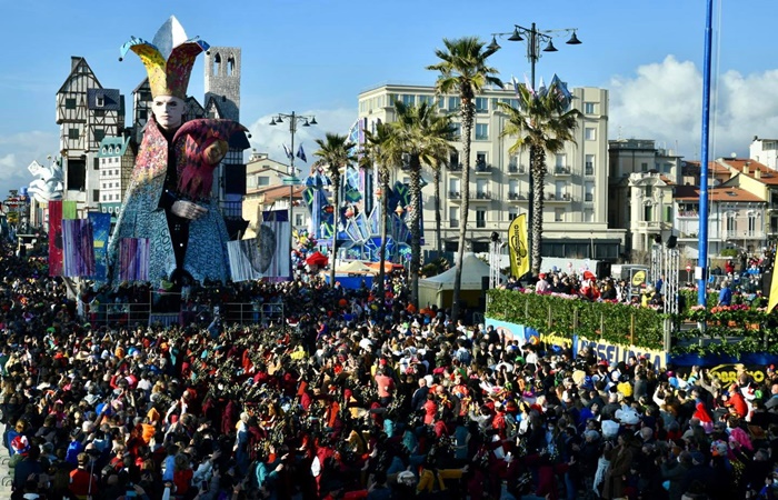 Las carrozas gigantes del Carnaval de Viareggio son su principal atractivo turístico Gran desfile en el Carnaval de Viareggio, Italia