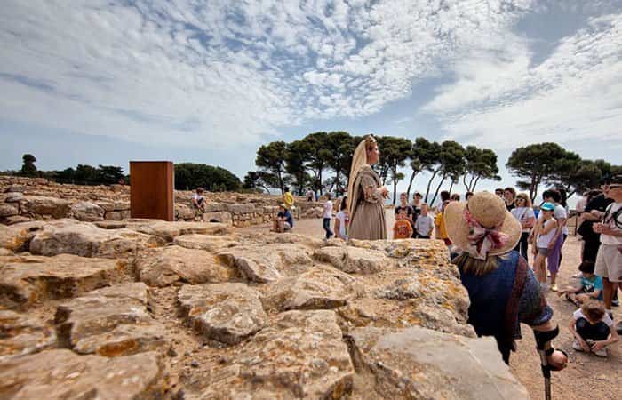 Visita teatralizada a la Empúries romana