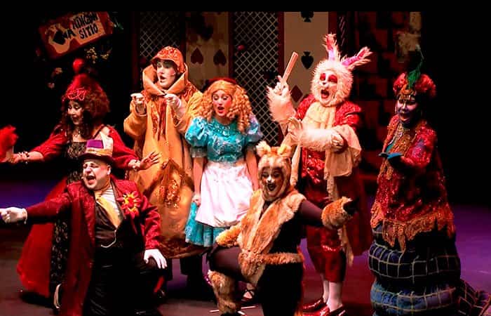 Grupo de teatro La Maquineta representando Alicia en el país de las Maravillas Alicia en el País de las Maravillas