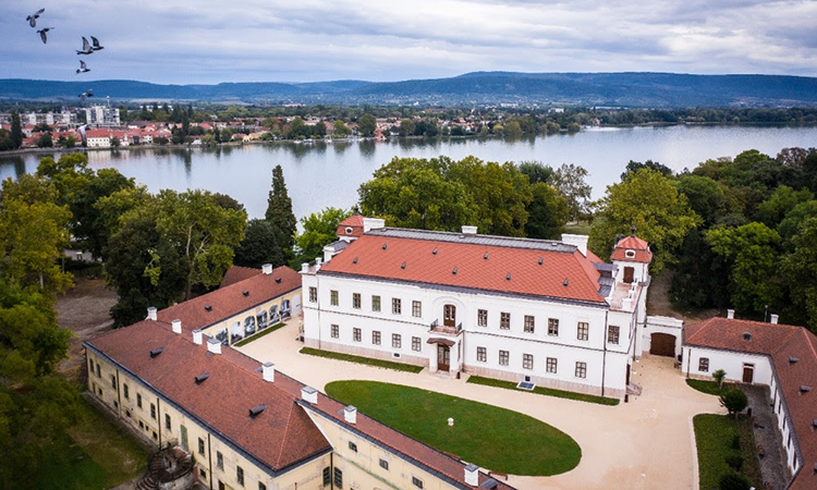 Castillo Esterhazy, en Hungría, con el lago al fondo Castillo Esterhazy, en Hungría