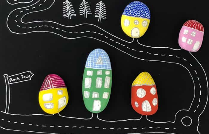 Plano de ciudad con piedras decoradas para las casas Hacer juguetes en casa: Ciudad con casas de piedras