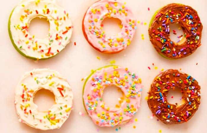 Donuts de manzana con tres coberturas diferentes de queso crema Desayunos para el Día del Padre, rosquillas de manzana