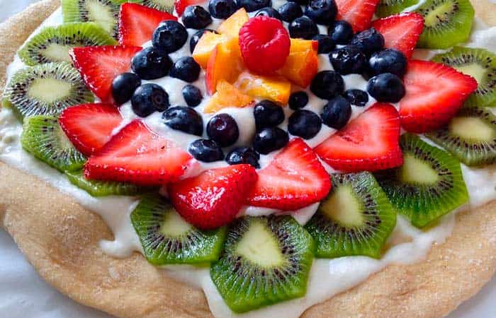 Pizza dulce con crema de queso y frutas Pizza de frutas