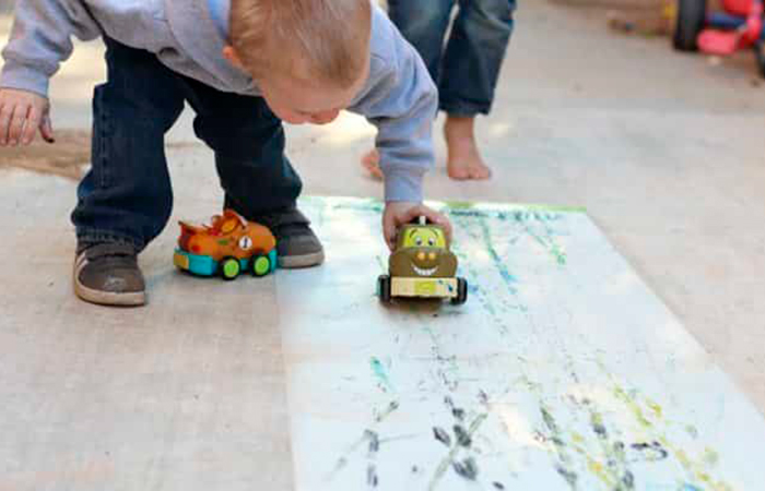 Creatividad con coches, uno de los juegos para niños de 3 años Juegos para niños de 3 años: Creatividad con coches