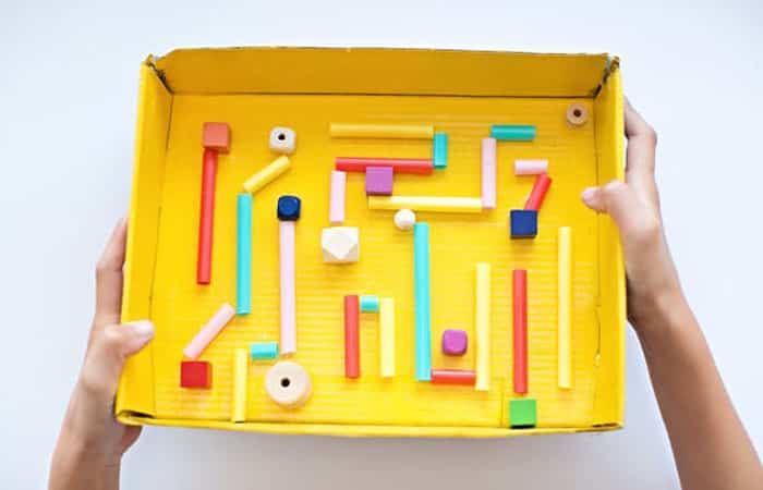 Juego de laberinto hecho con una caja y pajitas de colores Laberinto en una caja
