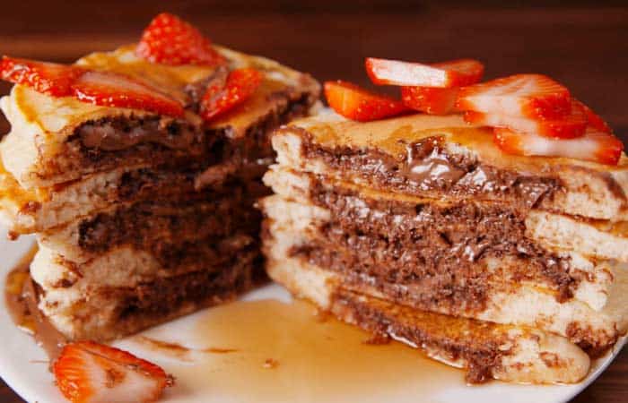 tortitas con crema de chocolate y fresas, uno de los Desayunos para el Día del Padre, Desayunos para el Día del Padre, tortitas