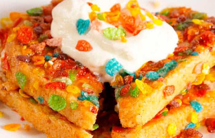 Tostadas con cereales de colores y copete de nata montada Desayunos para el Día del Padre, tostada con cereales