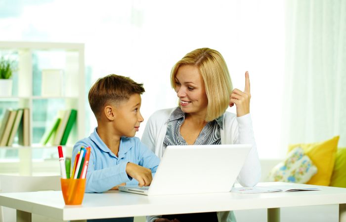 Madre hablando con su hijos sobre sus altas capacidades intelectuales Habla con tu hijo sobre sus altas capacidades