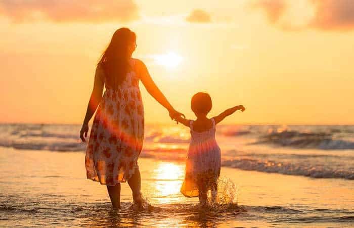Madre guía los pasos de su hija