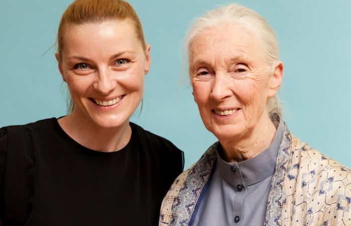 La autora Sabrina Kraus con la primatóloga Jane Goodall La autora Sabrina Kraus con la primatóloga Jane Goodall
