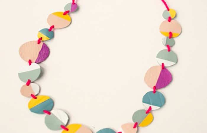 collar hecho con circulitos de cuero pintados collares para mamá: collar de cuero pintado