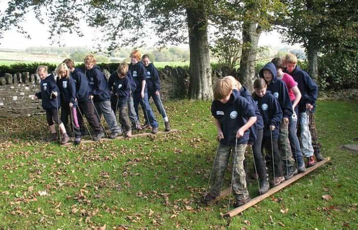 Prueba de esquí en equipo, con tablas de madera, en el jardín esquí en equipo