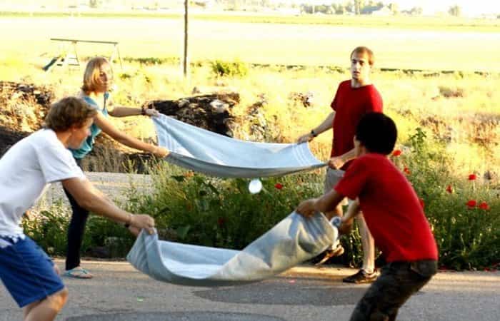 Tenis con toallas por parejas Lazar la pelota con una toalla y recogerla, actividad por parejas