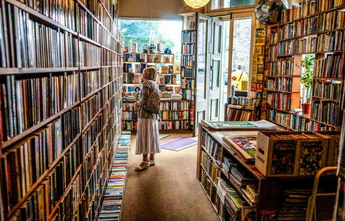 Animar a los niños a la lectura Disfrutar en la búsqueda de un libro en una librería