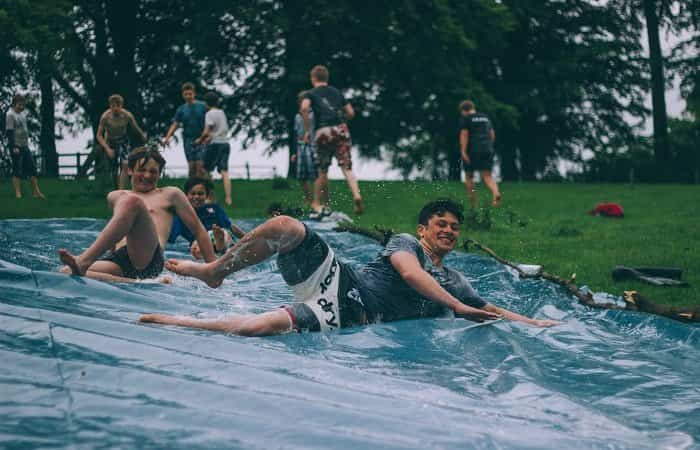 adolescentes haciendo deporte