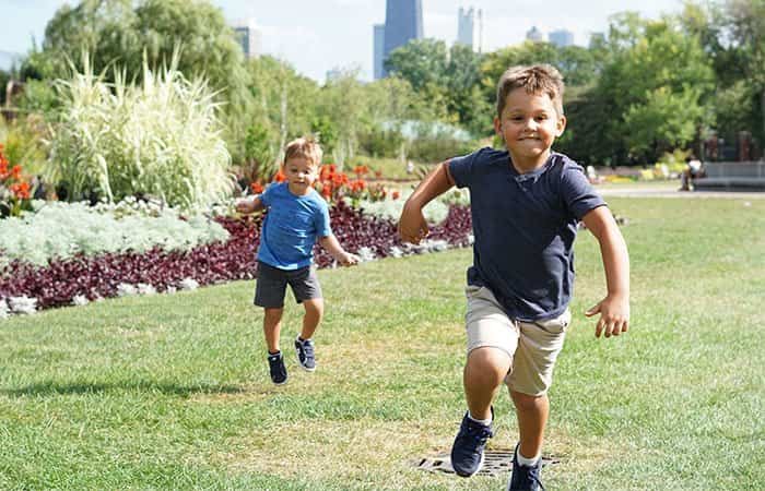 niños corriendo al aire libre