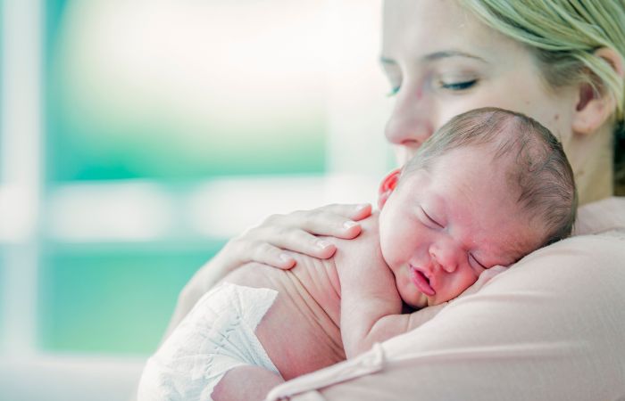Beneficios de acunar y mover a los bebés madre meciendo a su bebé: el movimiento para estimular la inteligencia