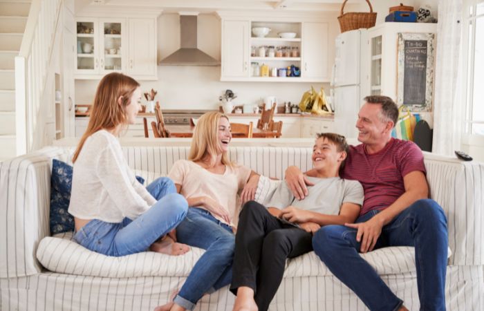 Animadas conversaciones en familia para mejorar las habilidades de comunicación Mejorar las habilidades de comunicación