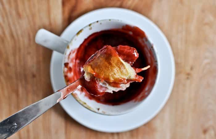 Postre en taza: con fresas Postre de fresa hecho en taza