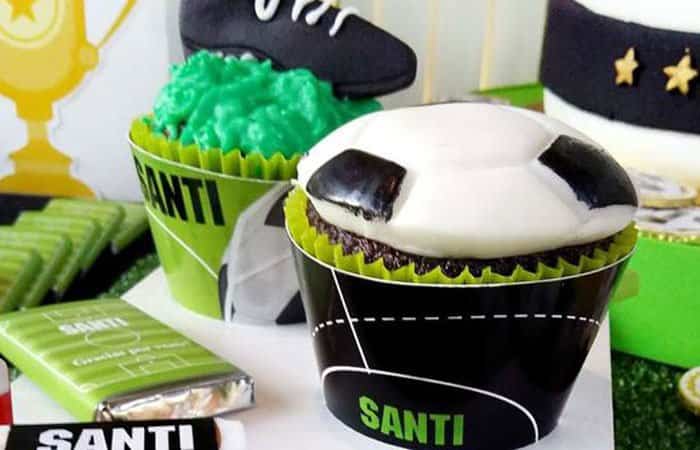 cupcakes decorados como un balón y como césped con bota de fútbol fiesta de fútbol: cupcakes decorados