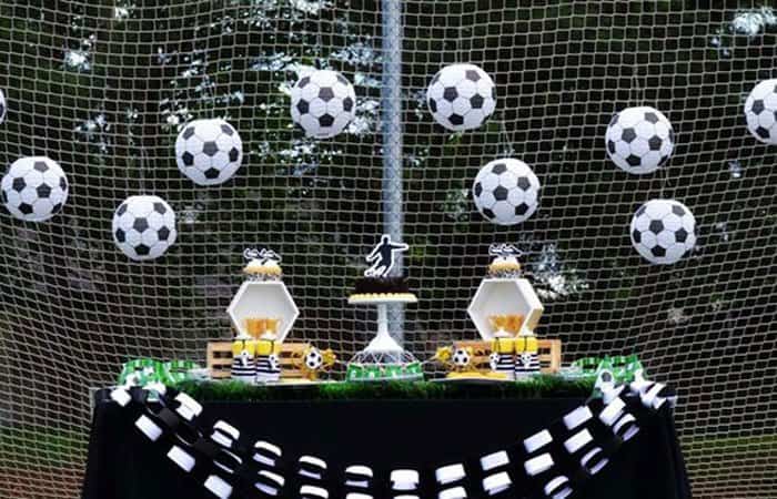 portería decorada con baloncitos para tu fiesta de fútbol fiesta de fútbol: decoración con red