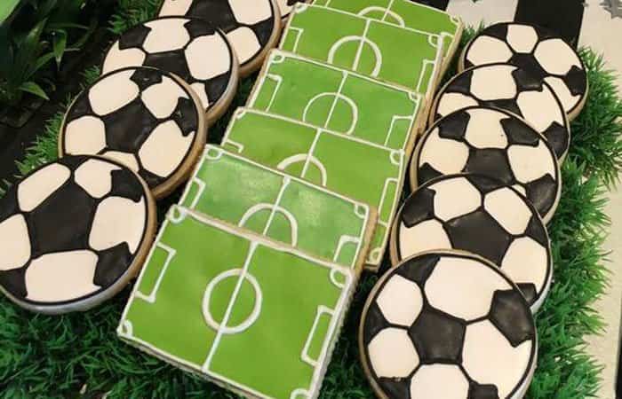 galletas decoradas como balón y como terreno de juego Galletas futboleras