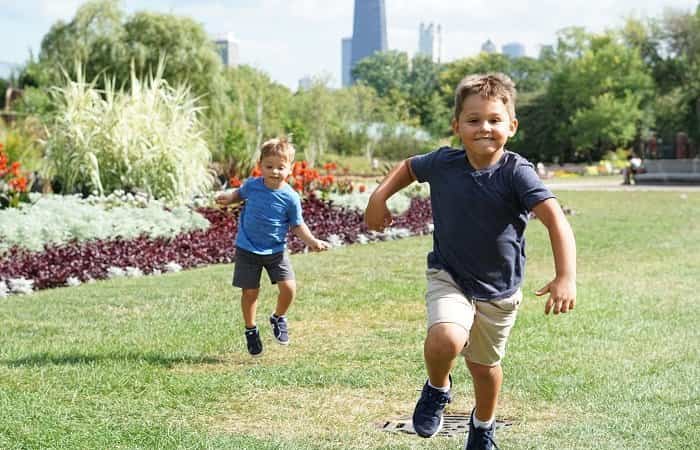 ninos corriendo en el jardin